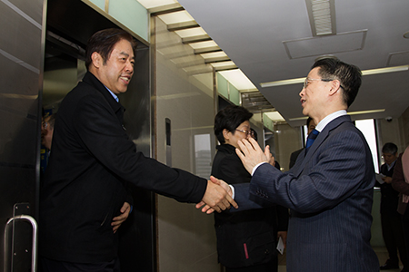 上海市政协统战部领导走访看望民建市委机关干部