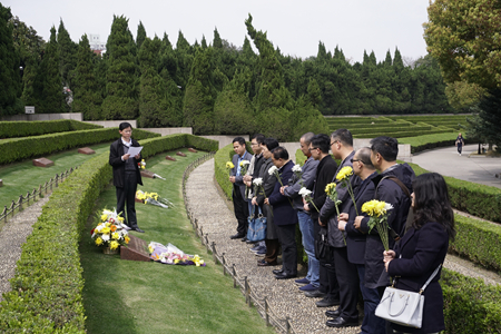 大家通过参观学习,深切缅怀黄任老始终不渝