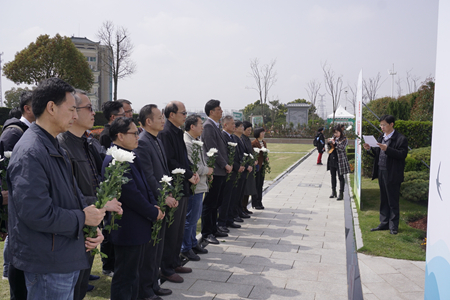 大家通过参观学习,深切缅怀黄任老始终不渝