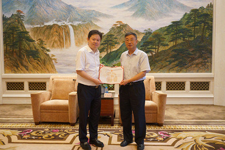 捐赠仪式上,林振,徐钧健分别代表上实融资租赁有限公司和上海民建扶帮